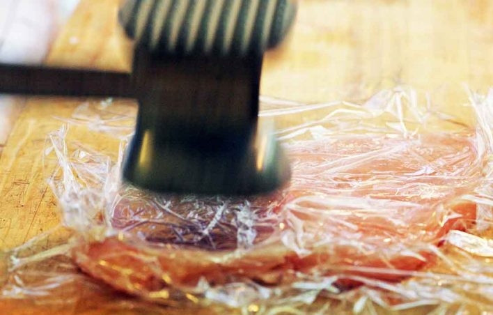 1. Этап. Куриный рулет с беконом: 1. В сухой сковороде обжарьте бекон до золотистой корочки, но не до хрустящей, выложите его в тарелку. Нарежьте мелко лук и обжарьте его на той же сковороде, переложите в отдельную емкость. Куриные грудки накройте пленкой и отбейте в тонкие пластинки.