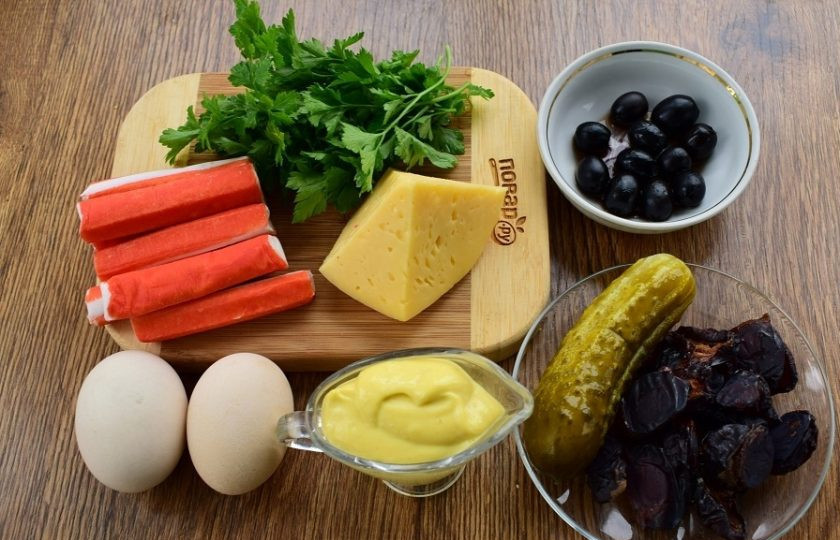 1. Этап. Крабовый салат с черносливом: Подготовьте необходимые продукты. Крабовые палочки заранее достаньте из морозильника. Чернослив замочите в теплой воде на 5-7 минут и обсушите.