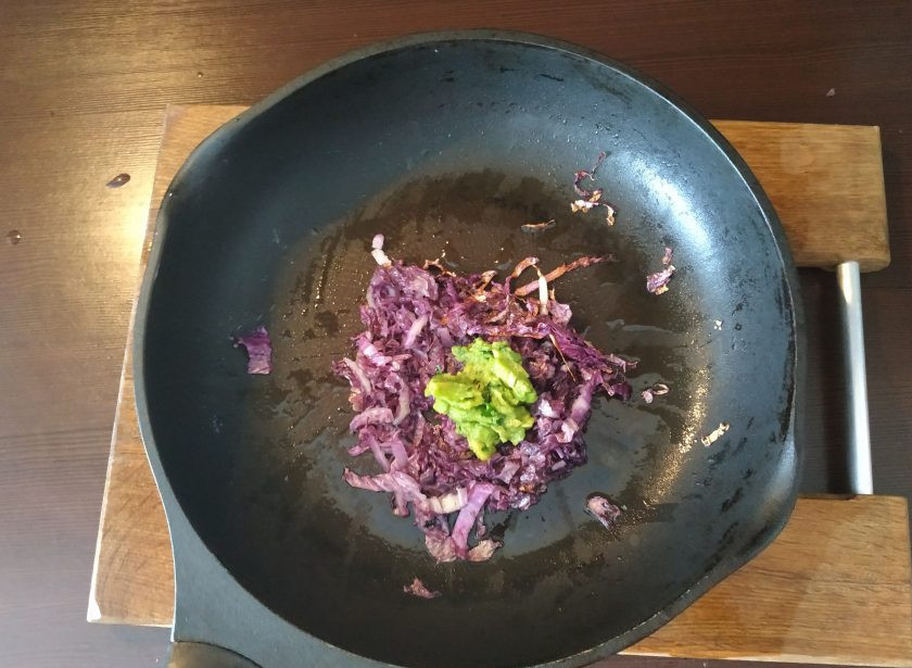 1. Этап. Паста с гранатом: Обжарьте салат на сковороде до золотистого цвета, добавьте вино и потушите минут 5. Добавьте песто и протомите еще пару минут.