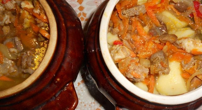 1. Этап. Мясное ассорти с грибами: Сверху выкладываем грибы с мясом и овощами. Доливаем воду, чтобы та покрыла содержимое. Также добавляем соль и перец по вкусу. Немного перемешиваем и отправляем горшочки в духовку на 1 час, температура 200 градусов.