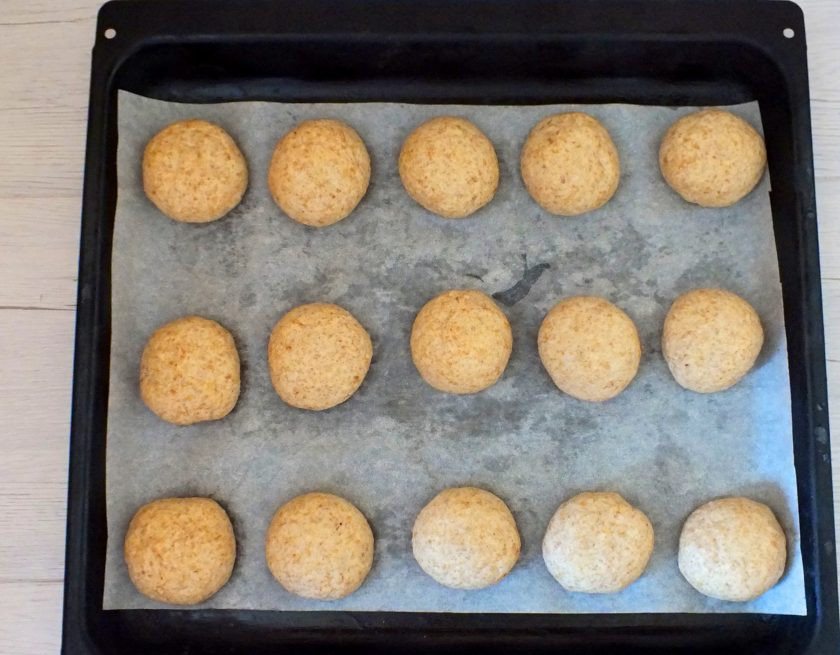 1. Этап. Булочки с отрубями: Придайте заготовкам округлую форму. Переложите на противень застеленный пергаментом. Накройте полотенцем и оставьте на 30 минут. После смажьте яичным желтком и поставьте выпекаться в духовку разогретую до 200 градусов на 20-25 минут.