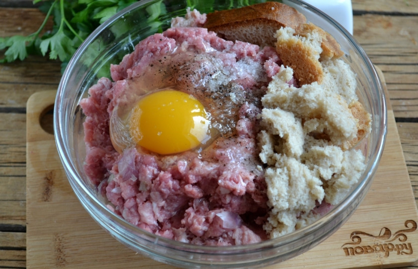 1. Этап. Котлеты из фарша с начинкой: Смешайте фарш с мелко нарезанным луком, яйцом, солью и перцем. Добавьте также хлеб, предварительно отжав от воды.