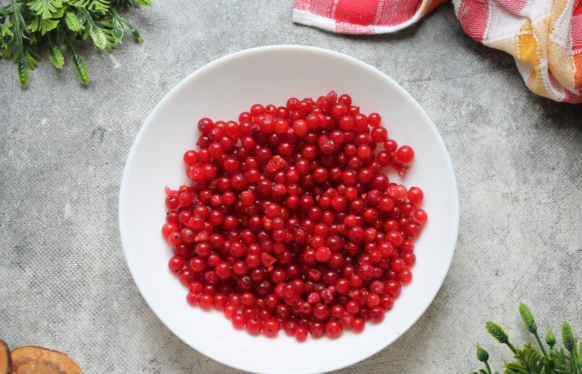 1. Этап. Красная смородина с малиной на зиму: Красную смородину снимите с веточек, сполосните в сите и дайте воде полностью стечь.