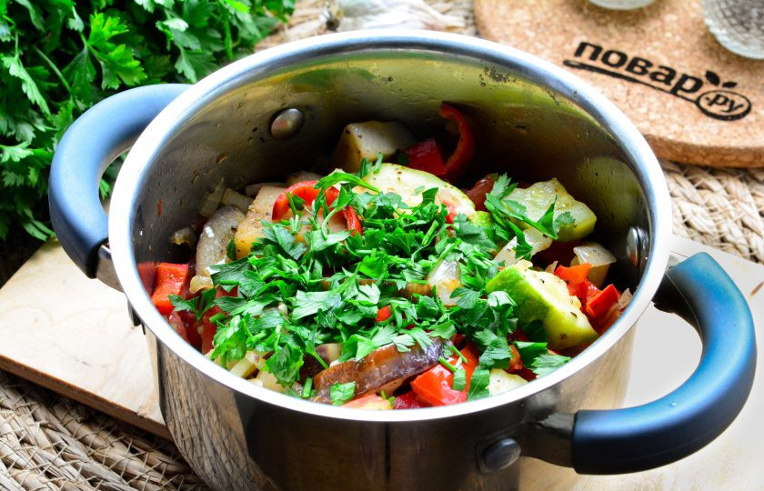 1. Этап. Овощное рагу Рататуй: В конце добавьте мелко нарезанную петрушку, перемешайте с овощами и тушите еще пару минут. Блюдо готово!