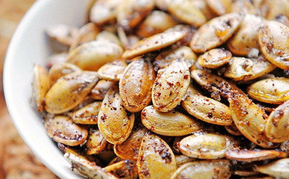 1. Этап. Тыквенные семечки: Запекайте семечки минут 15-20, иногда переворачивая их лопаткой. Подавайте холодными как закуску.