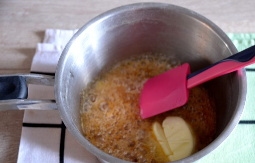 1. Этап. Баноффи пай с выпечкой: Вмешайте в карамель сливочное масло.