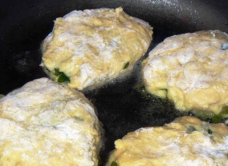 1. Этап. Пирожки со щавелем: В сковороде разогреваем масло, выкладываем в него пирожки. Обжариваем, пока пирожки не покроются золотистой корочкой с обеих сторон.