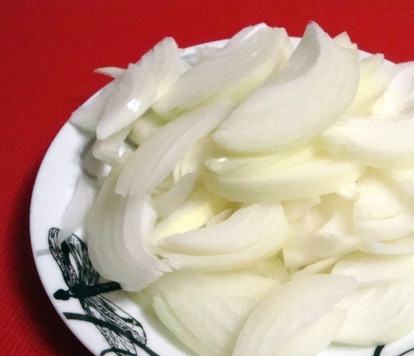 1. Этап. Куриная печень с тыквой: Репчтатый лук очистить и нарезать перьями.