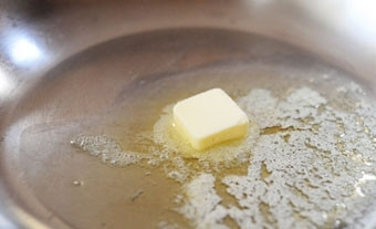 1. Этап. Салат из спаржи и курицы: Растопить сливочное масло.