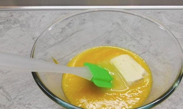 1. Этап. Апельсиновый курд: Пока масса ещё тёплая, добавьте к ней кусочек масла и дождитесь, пока оно растворится. Теперь хорошо перемешайте получившийся крем, дождитесь, пока он полностью остынет. Теперь его можно закупорить в банки.