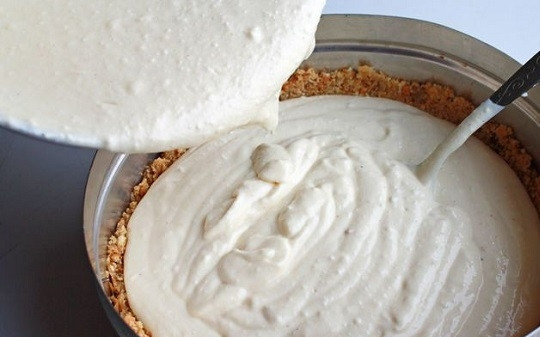 1. Этап. Новогодний чизкейк с клюквой: 6. Вылейте творожную начинку на корж.