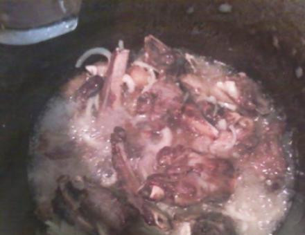 1. Этап. Плов с бараньими ребрышками: 2. Добавляем лук полукольцами, и жарим, пока лук не станет прозрачным.