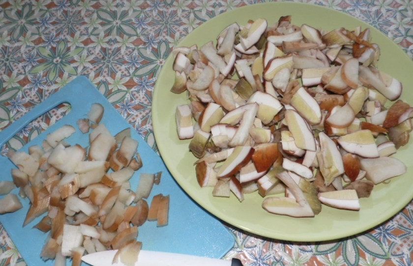 1. Этап. Грибной суп с капустой: Порежьте грибы кусочками, залейте горячей водой на полчаса. Затем процеживаем жидкость через марлю, после чего доводим до кипения, кладем грибы и варим 15 минут, добавив лавровый лист.