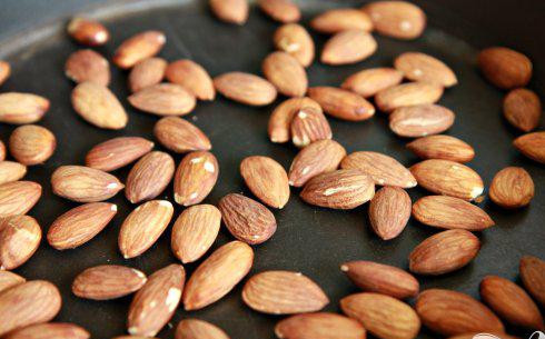 1. Этап. Пирог с шоколадной начинкой и зефирным наполнением: 2. Тем временем приготовить шоколадный крем. Обжарить миндаль на противне при 175 градусах в течение примерно 5 минут, пока не появится аромат. Крупно нарезать и отложить в сторону.