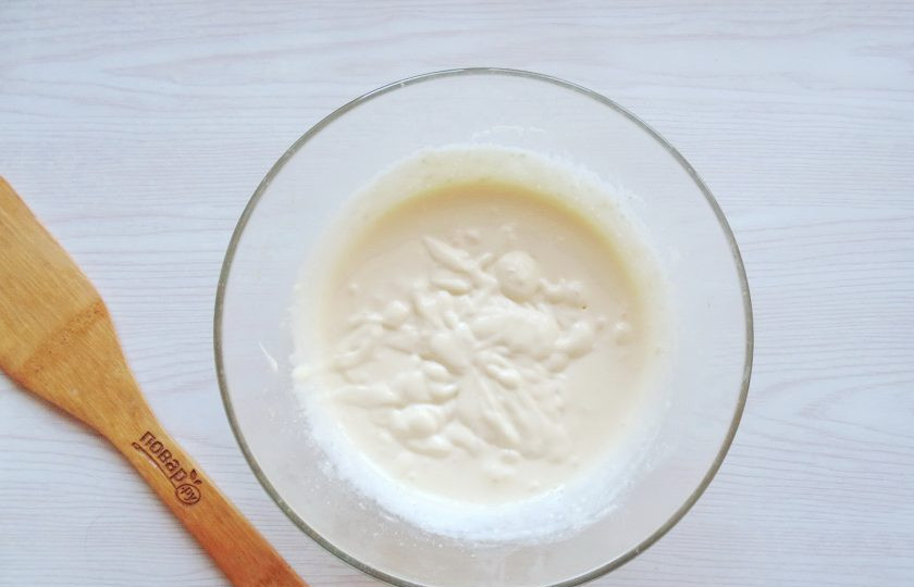 1. Этап. Творожная запеканка для детей: Взбейте блендером яйца, творог, сахар и соль.