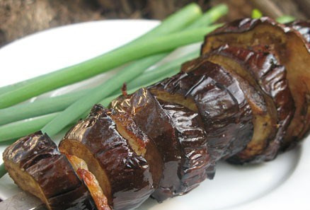 1. Этап. Баклажаны с салом на мангале: Готовые баклажаны с салом подаем к столу. Приятного аппетита!