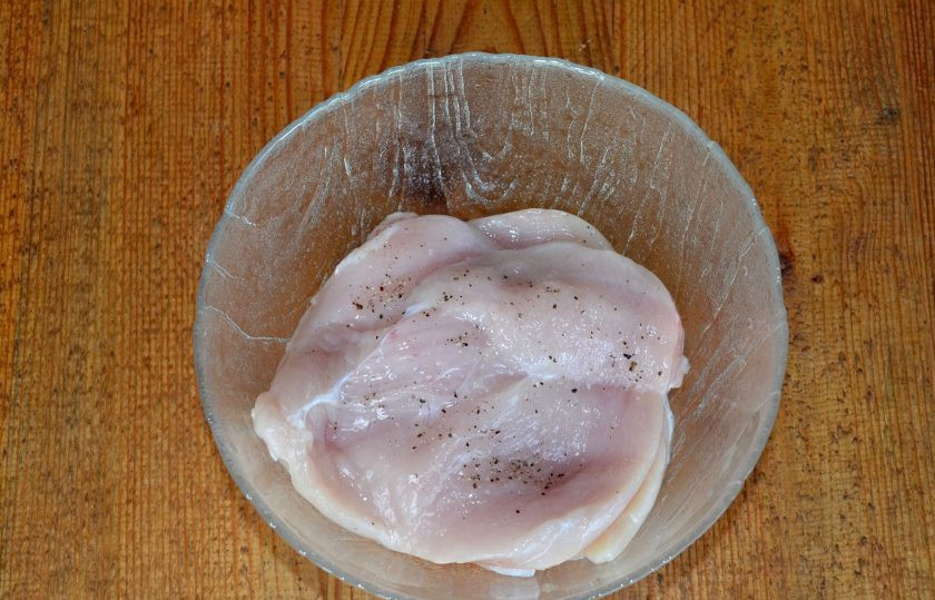1. Этап. Куриная грудка на мангале: Грудку я слегка надрезаю, чтобы получился более ровный пласт филе. Посолите и поперчите со всех сторон.