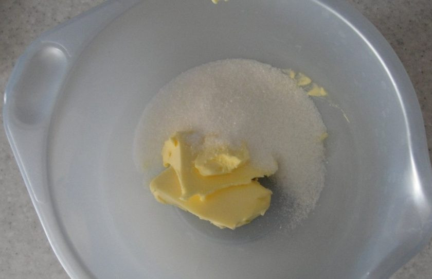 1. Этап. Быстрый рецепт домашнего печенья: Масло предварительно размягчите. Потом перетрите его с сахаром.