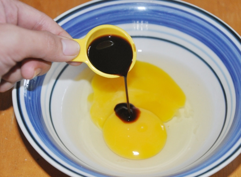 1. Этап. Рис с яйцом по-тайски: Итак, не забудьте заранее сварить рис. Затем Смешайте в чашке яйца и соевый соус.