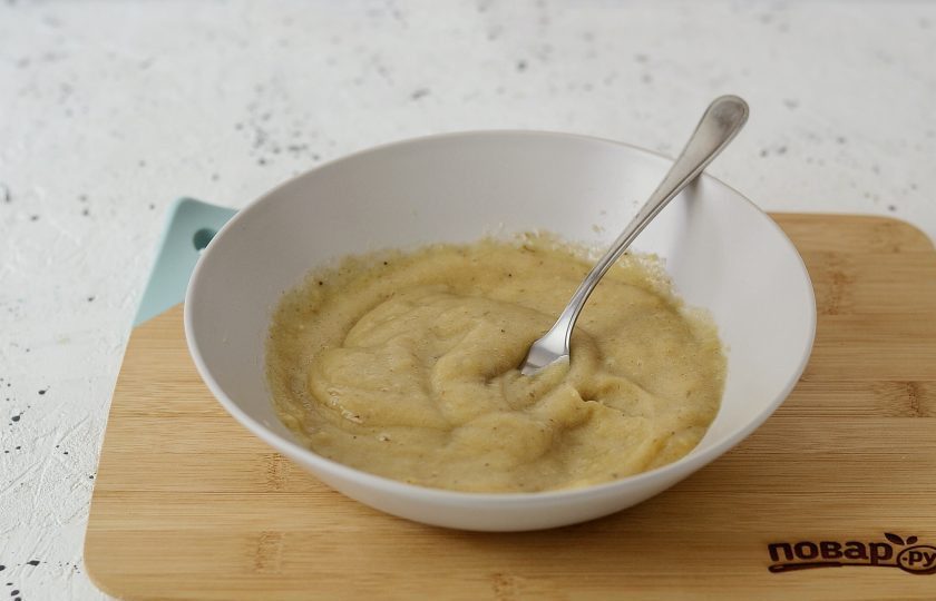 1. Этап. Брауни без глютена: Измельчите бананы и яблочное пюре до однородной консистенции вилкой или блендером.