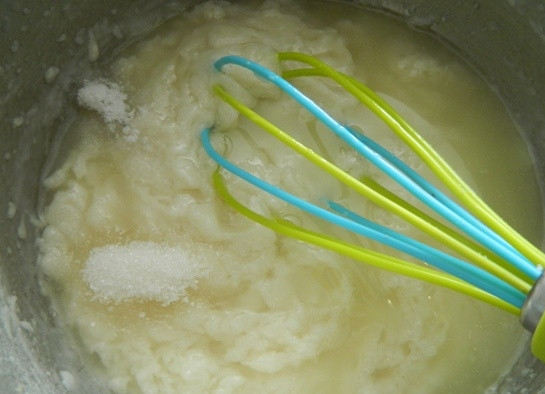 1. Этап. Вегетарианский рисовый майонез: 5. Добавляем оставшееся масло, соль и сахар, теперь венчиком взбиваем соус до однородности.