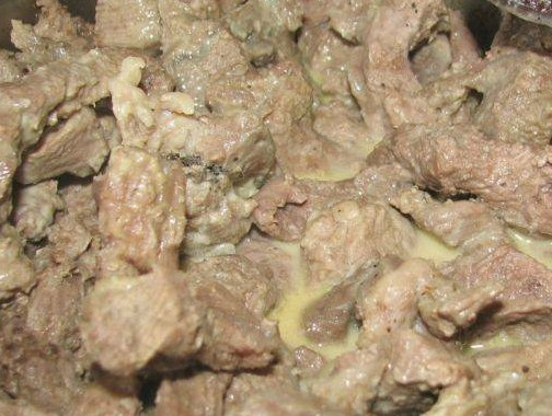 1. Этап. Говядина в сливках: 4. Поставьте на печь для тушения. При необходимости влейте растительное масло. После того, как мясо стало мягким, добавьте сливки. Тушите еще несколько минут.