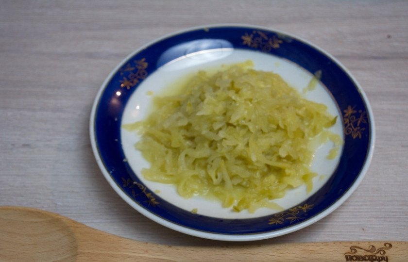 1. Этап. Суп солянка сборная мясная: Обычно суп солянка готовится на основе мясного бульона. Я сейчас покажу вам, как приготовить не менее вкусное, насыщенное и сытное блюдо при отсутствии бульона, большого количества затраченных времени и сил. Рецепт прост и вам наверняка понравится. Многие не очень любят суп солянку из-за крупно нарезанных соленых огурцов. И эту проблему мы сейчас решим. Итак, соленые огурцы нужно очистить от шкурки. Натрите мякоть огурцов на крупной терке.