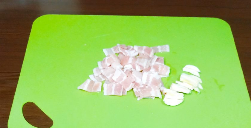 1. Этап. Казаречче с беконом и грибами: Когда все казаречче будут готовы, отварите их в подсоленной воде или бульоне. Пока варится паста, бекон порежьте мелкими кусочками и обжарьте вместе с грибами и чесноком.