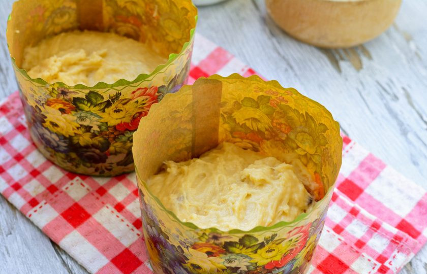 1. Этап. Кулич с коньяком: Обомните тесто и распределите в формочки, можете использовать бумажные. У меня 2 бумажные формы объемом 300 грамм. Заполните формы на треть.