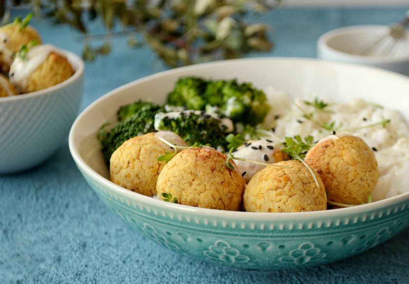 1. Этап. Постный фалафель: Готовый фалафель полейте соусом. Приятного аппетита!