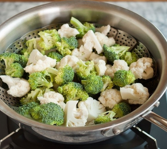 1. Этап. Овощи на пару: Доведите воду до кипения на сильном огне, положите овощи на подставку.