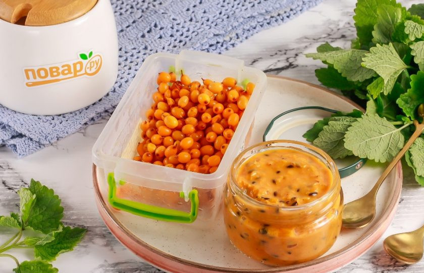 1. Этап. Облепиха без сахара на зиму: Пюре из облепихи можно добавлять в чаи, морсы, лимонады и т.д. Ягоды можно использовать для компотов, украшений десертов и т.д.