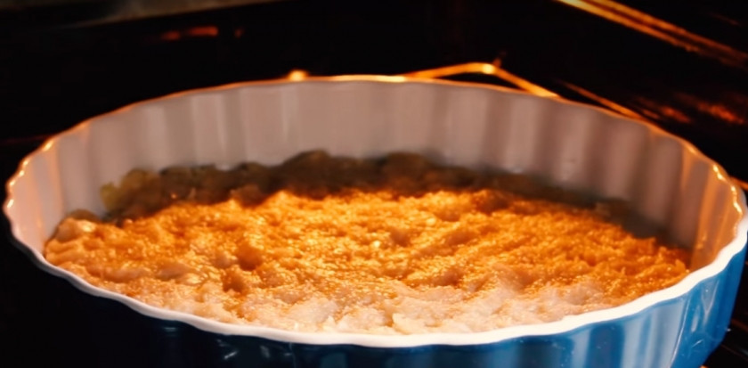 1. Этап. ПП пицца без теста: 3. Из фарша сформируйте корж для будущей пиццы. Старайтесь распределить фарш по форме слоем одной толщины и без дырочек. о Отправьте в духовку, разогретую до 180 градусов. Выпекайте 20 минут.