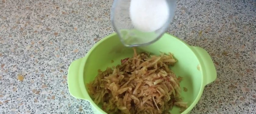 1. Этап. Рулет с яблоками без яиц: 2. Яблоки очистите от кожуры, натрите на крупной терке, засыпьте сахаром, добавьте корицу и изюм. Перемешайте и при необходимости добавьте манную крупу в качестве загустителя.