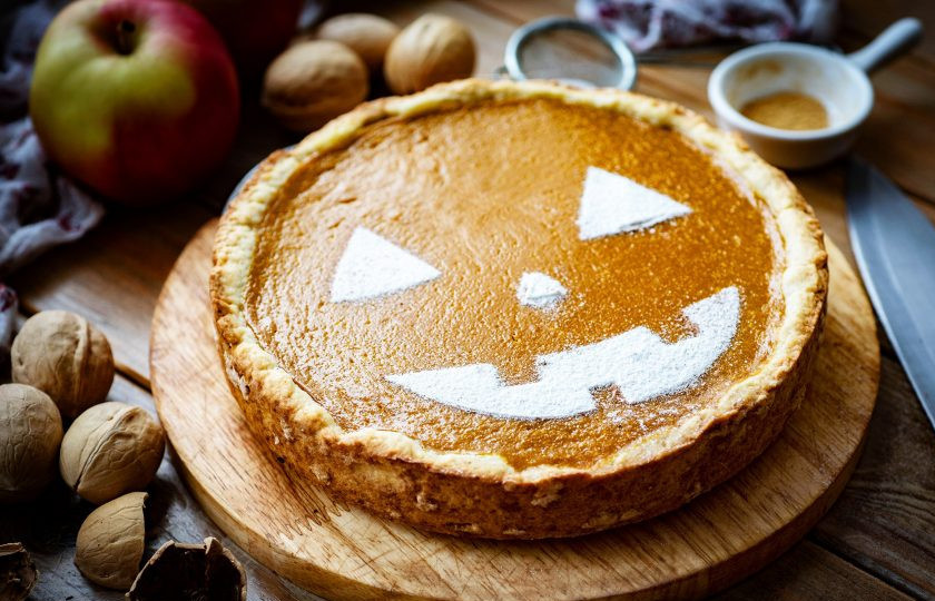 1. Этап. Тыквенный пирог Гарри Поттера: Можно немного присыпать охлажденный тыквенный пирог сахарной пудрой и подавать к столу.