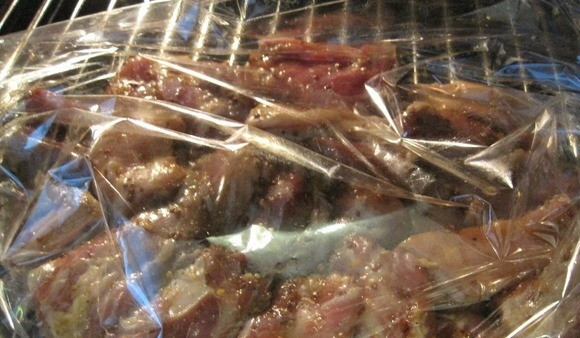 1. Этап. Говяжьи ребрышки с картошкой: 3. Далее кладем ребрышки и картофель в пакет для запекания, добавляем соль, перец горошком, чайную ложку карри и майонез. Можно также добавить морковь, нарезанную кружочками. Пакет завязываем с помощью специальных зажимов и осторожно встряхиваем, чтобы его содержимое перемешалось.