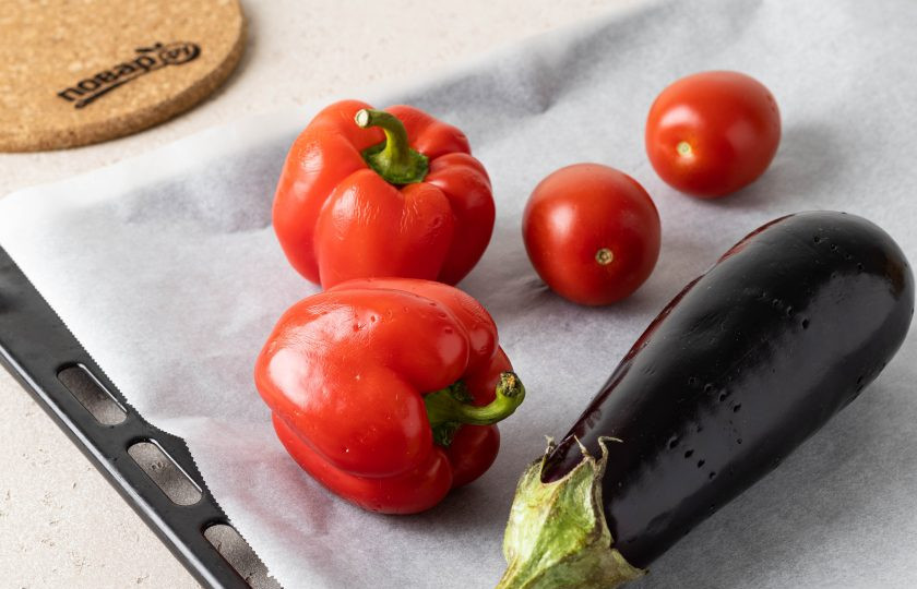 1. Этап. Пинджур: Баклажан, помидоры и болгарский перец помойте, обсушите и наколите вилкой в нескольких местах. Выложите на противень и запекайте при температуре 200 градусов до готовности. Помидорам достаточно 20-30 минут, а баклажан и перец запекайте около часа.