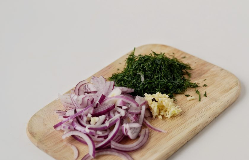 1. Этап. Маринованные грибы с луком: Лук нарежьте полукольцами, чеснок пропустите через пресс, укроп мелко порубите.