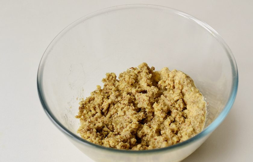 1. Этап. Ленивые вегетарианские голубцы: Измельчите чечевицу с репчатым луком и чесноком в мясорубке. Добавьте соль и черный молотый перец.