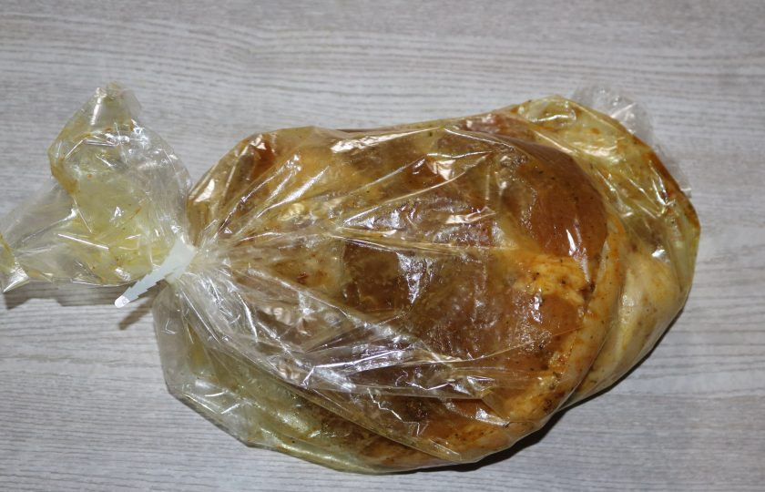 1. Этап. Маринад для свиной рульки в духовке: Затем поместите свиную рульку в пакет для запекания. Отправьте в разогретую духовку до 180 градусов.