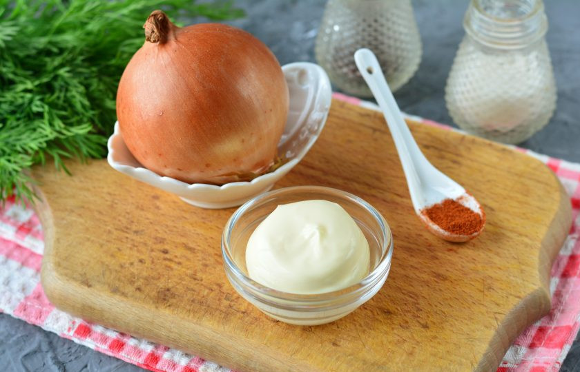 1. Этап. Маринованный лук в майонезе: Подготовьте все ингредиенты.