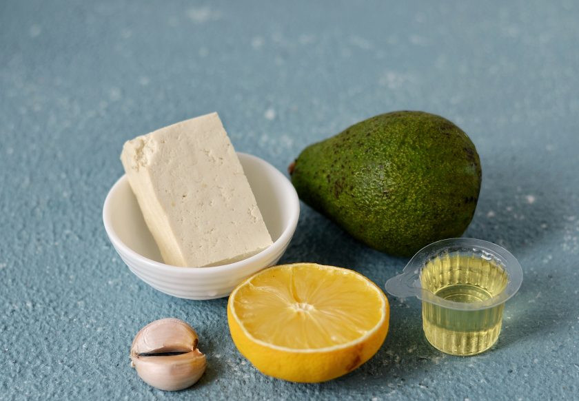 1. Этап. Сливочный соус из авокадо: Подготовьте все ингредиенты.