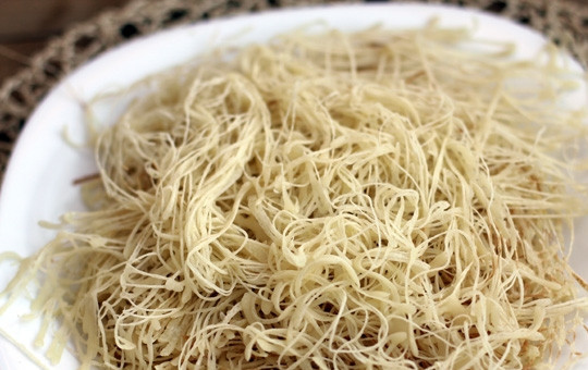 1. Этап. Тесто Катаифи: Чем тоньше будет струйка теста, вытекающая из пакета, тем тоньше и ажурнее получатся волокна теста катаифи. Из теста можно сразу готовить блюда или же можно хранить его некоторое время. Хранить тесто лучше на плоской поверхности, покрыв плёнкой или полотенцем.