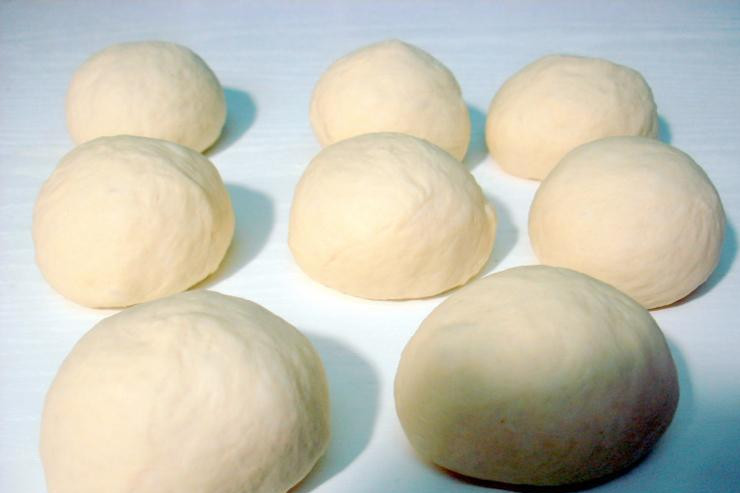 1. Этап. Лепешки с сыром на сковороде: Потом делим на ровные части.