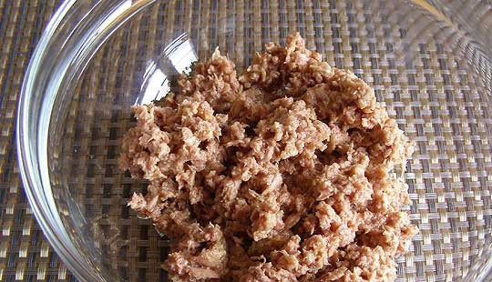 1. Этап. Тарталетки с сайрой: Мнем рыбку вилкой.