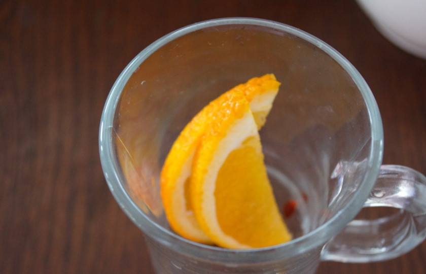 1. Этап. Жиросжигающий чай: Добавьте пару долек апельсина.