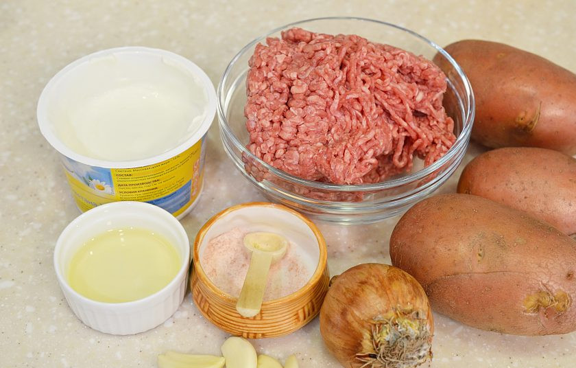 1. Этап. Картошка с тефтелями в сметанном соусе: Подготовьте все ингредиенты.