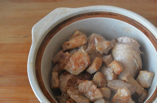 1. Этап. Кассуле с индейкой: Кладём свинину к индейке в горшок.