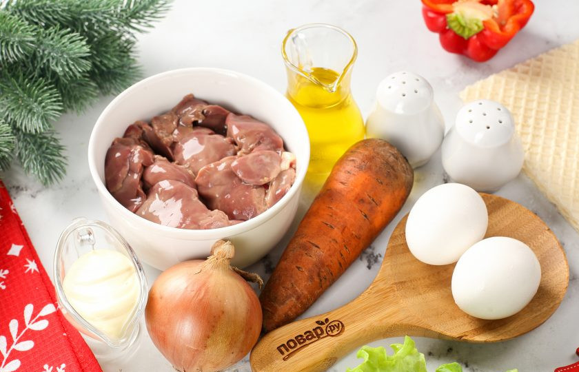 1. Этап. Рулет Новогодняя змея: Подготовьте все ингредиенты. Яйца предварительно отварите и дайте остыть. Печень промойте и обсушите.