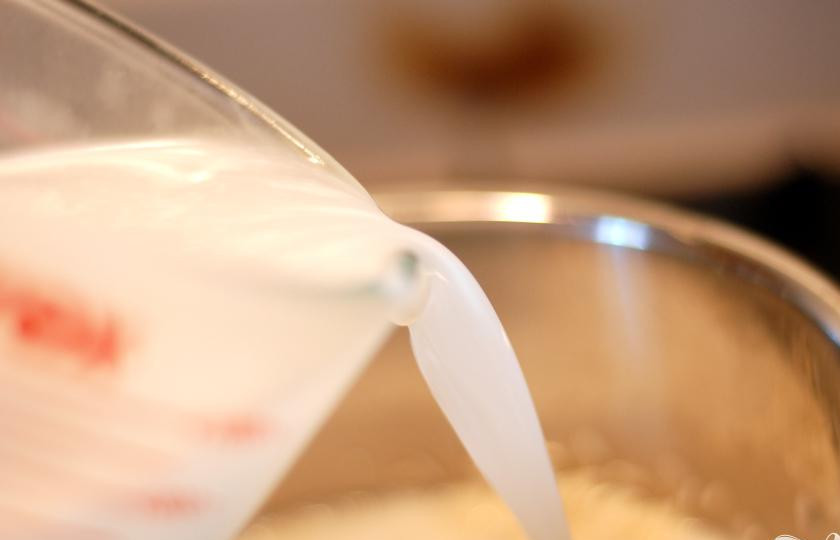 1. Этап. Рис с кокосовым молоком по-тайски: 3. Добавить кокосовое молоко с водой, соль, подсластитель на ваш выбор и ароматизатор, если используется. Хорошо размешать. Довести рис до кипения, периодически помешивая, чтобы предотвратить пригорание.